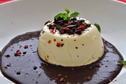 Thumbnail for Panna Cotta com calda de chocolate